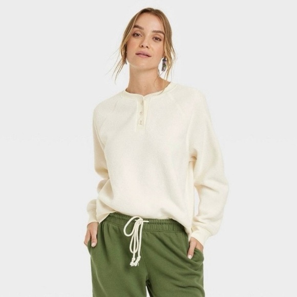 Universal Thread Sweaters - Universal Thread Crewneck Henley Sweater Fuzzy Cream size Medium